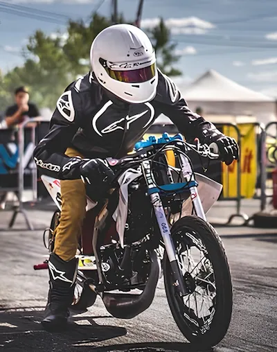 Lucas LIEVRE sur sa moto 50CC au départ de la course